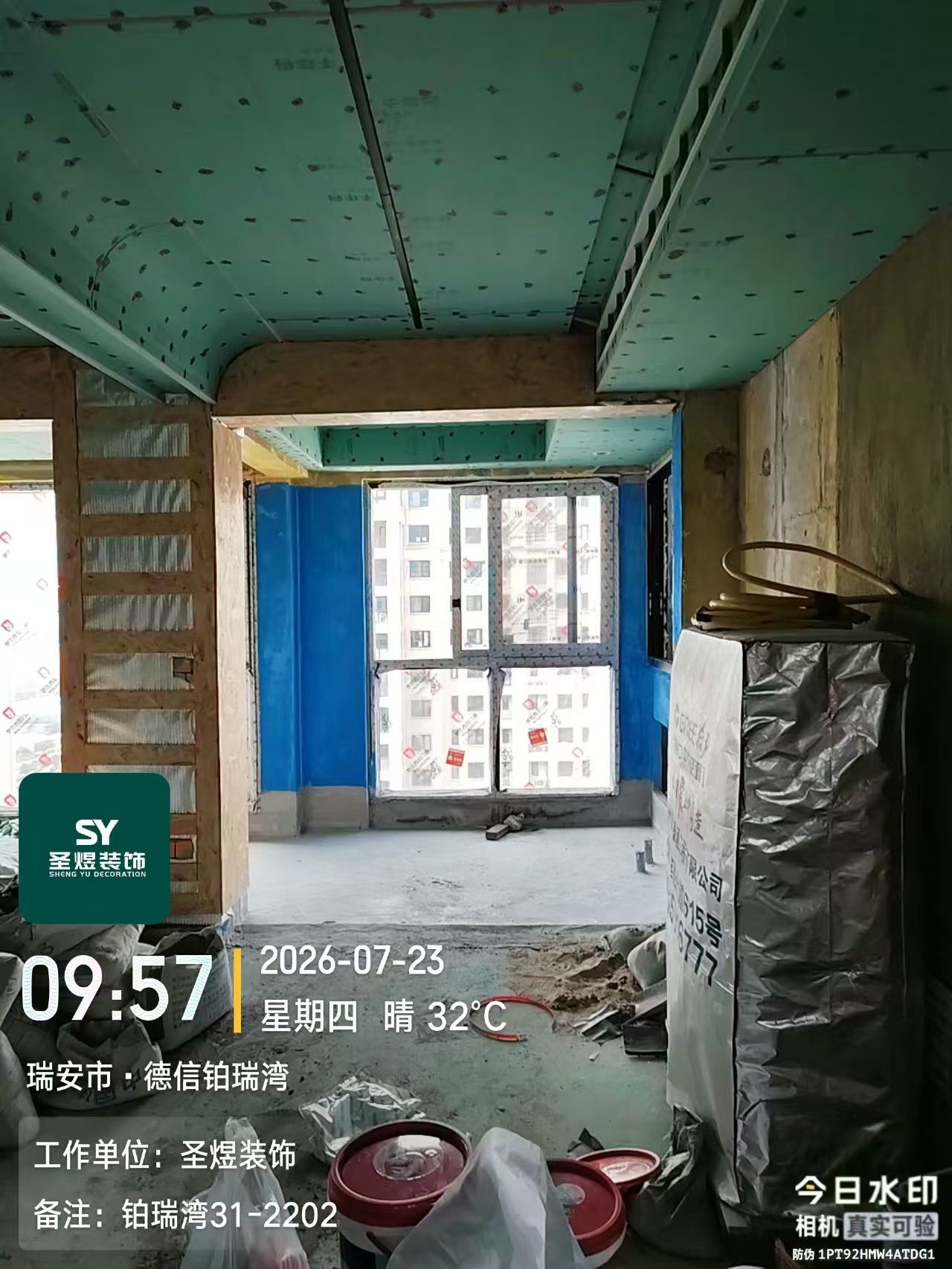 德信铂瑞湾施工实拍:走廊吊顶与材料保护